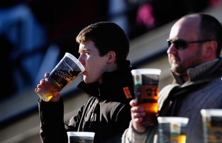 UEFA zniosła całkowity zakaz sprzedaży alkoholu na stadionach