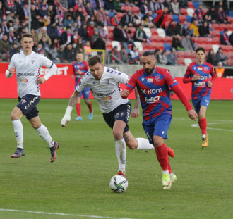 VAR ratuje Raków