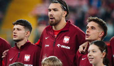 wiśniewski podczas spiewania hymnu