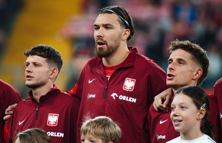 wiśniewski podczas spiewania hymnu