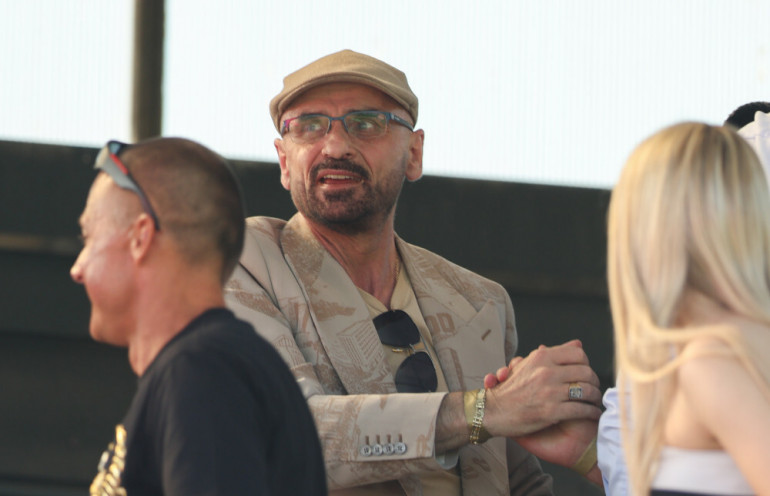wojciech kwiecień zbijający piątkę